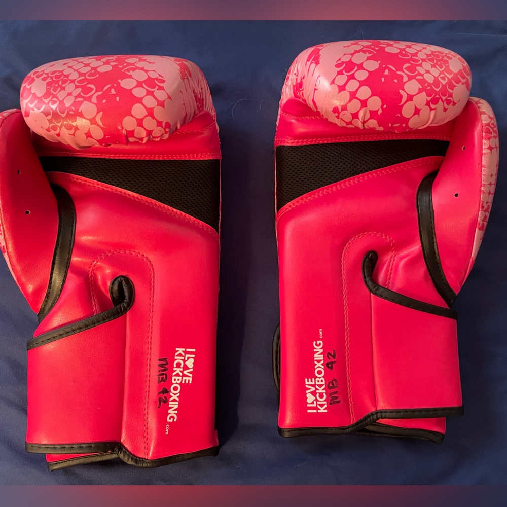 Boxing 🥊!! One size fits all 20 oz boxing gloves. Like new, great condition! - Picture 2 of 2